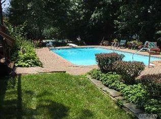14 Robinhood Ct, Nesconset, NY 11767