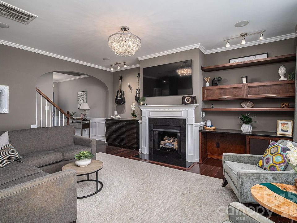 1st image of 233 Park View Dr