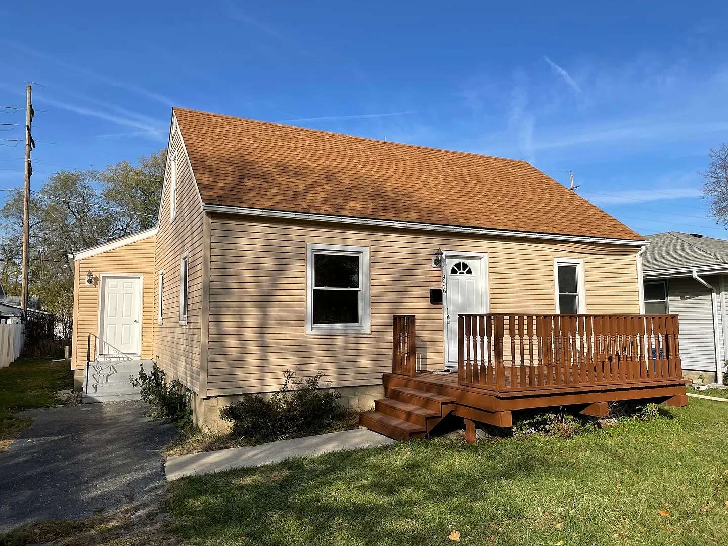 906 Douglas St photo 1