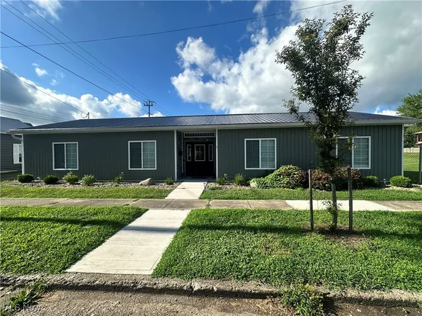 41 W Bell Ave, McConnelsville, OH 43756