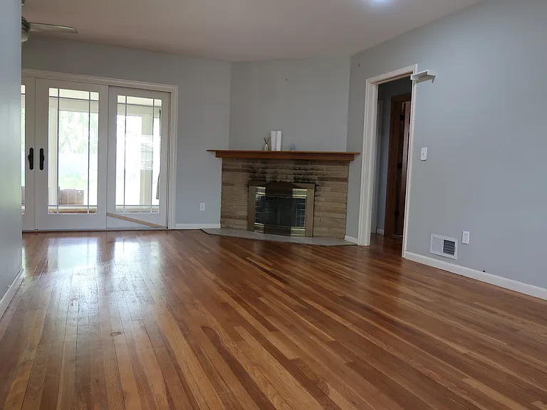 929 Kenmoor Ave SE — Photo 4