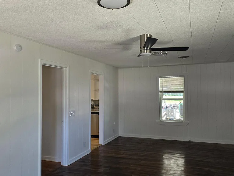 811 E Navarro Ave — Photo 6