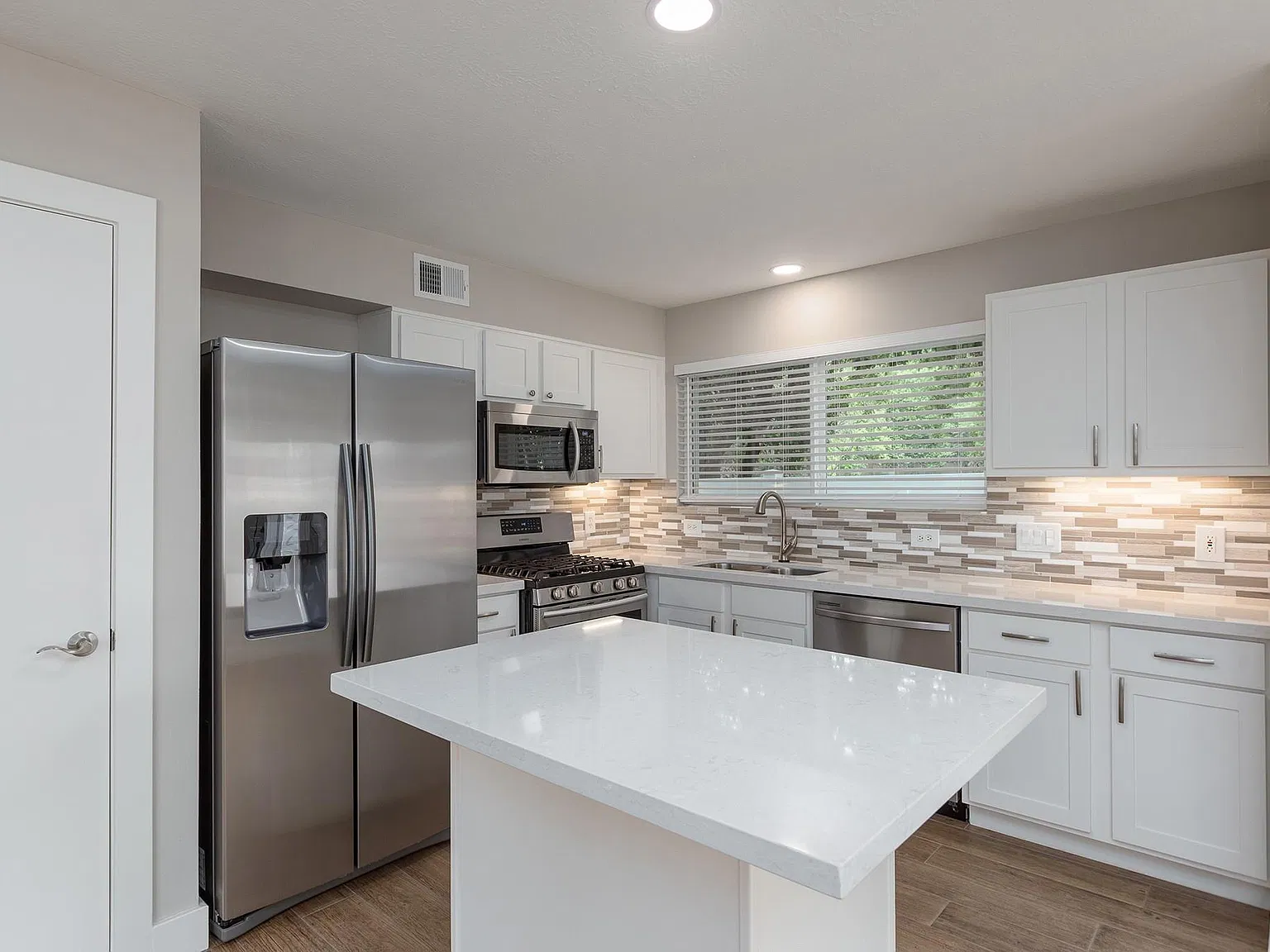 3 bed, 2.5 bath, 1418 sqft, $1,990 — Photo 2