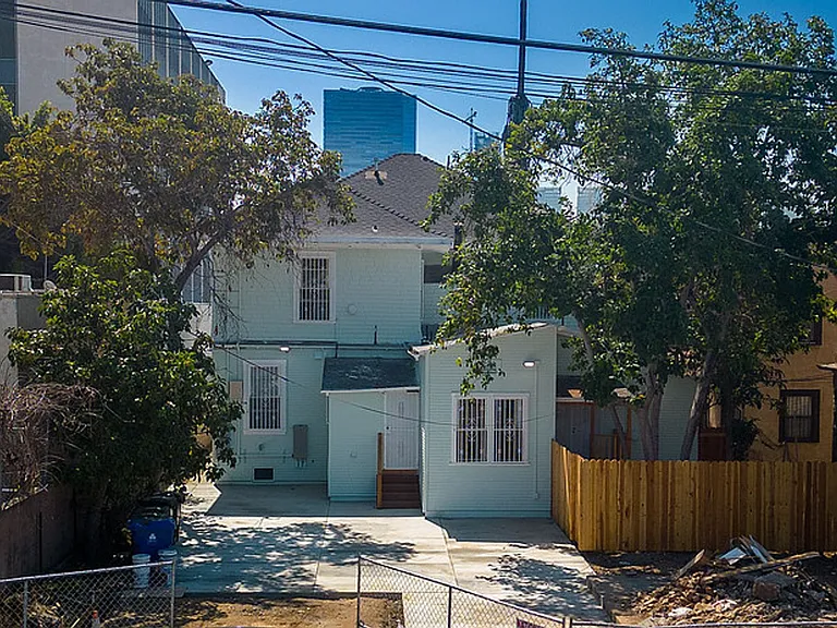 1017 S Burlington Ave — Photo 33