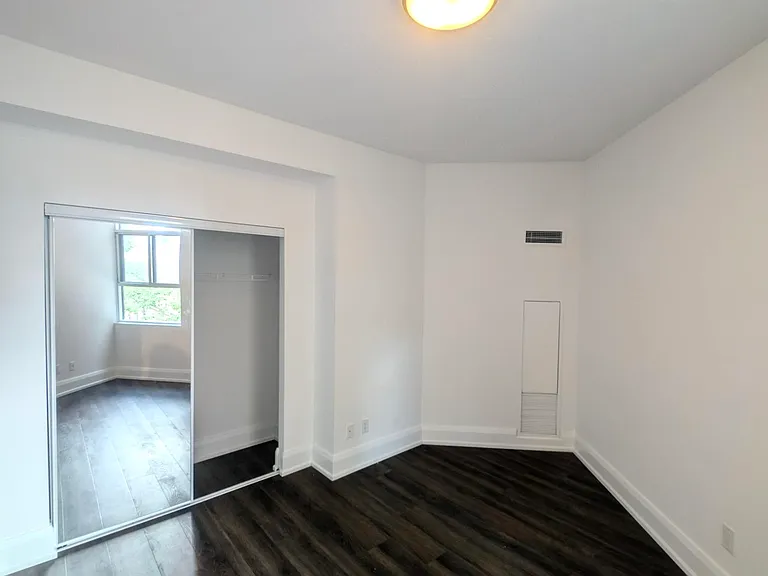 55 Charles St W — Photo 23