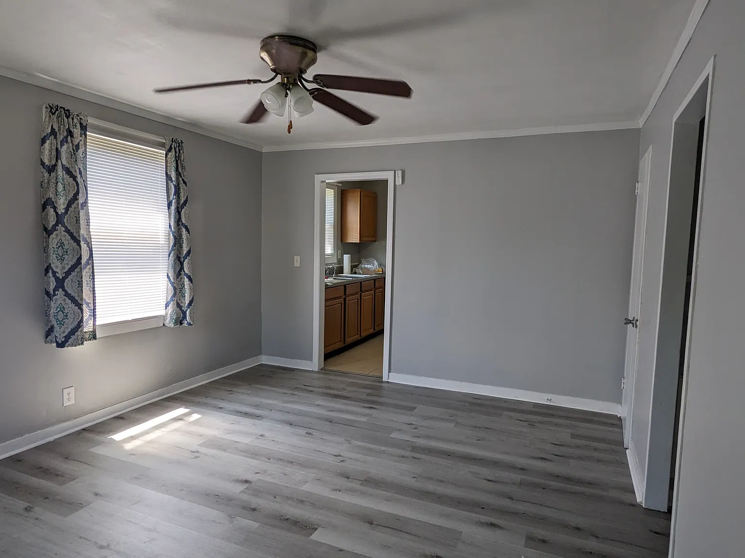 3 bed, 900 sqft, $1,025 — Photo 2