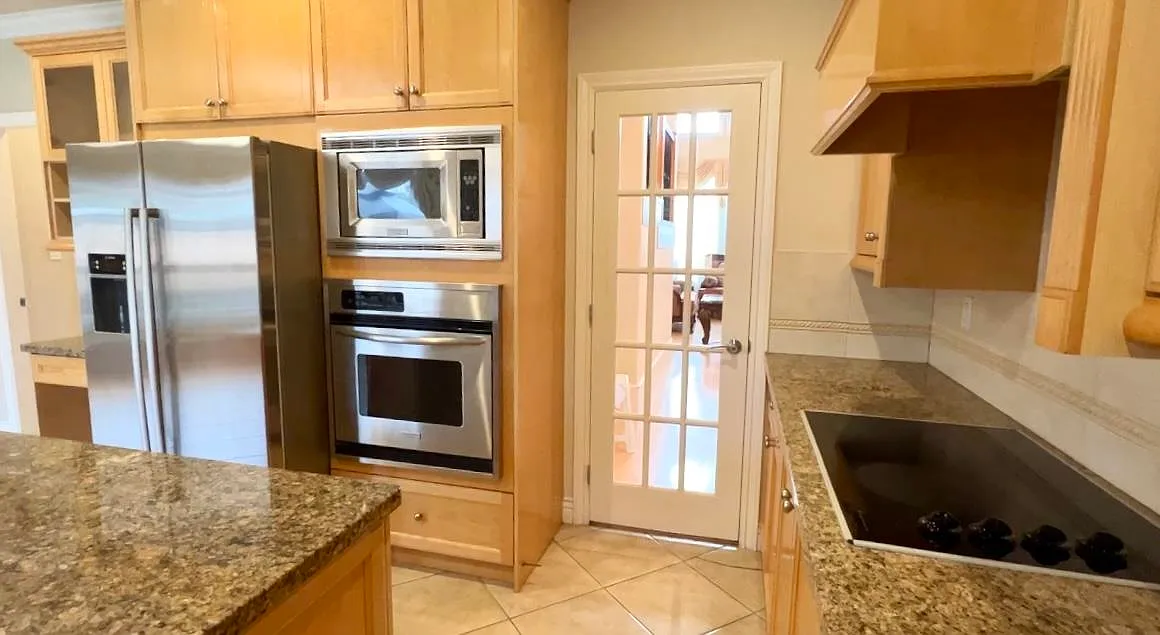 7 bed, 4.5 bath, 3800 sqft, $6,000 — Photo 1