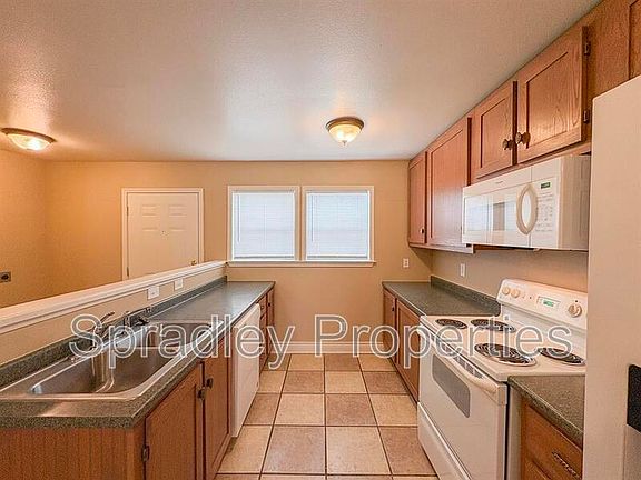 4th image of 1031 N Wall St