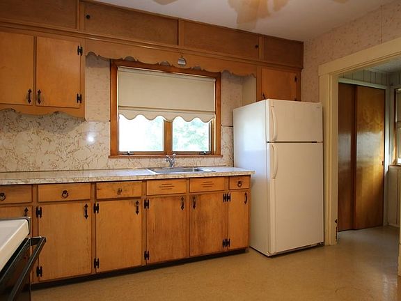 5th image of 565 Mountain Ave