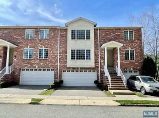 4 Skymark Ct #4, Upper Saddle River, NJ 07458
