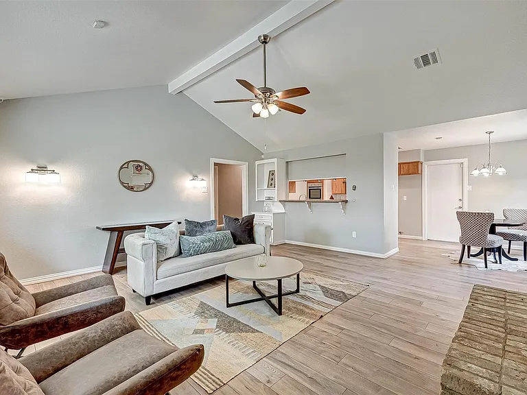 5806 Chrystell Ln — Photo 5