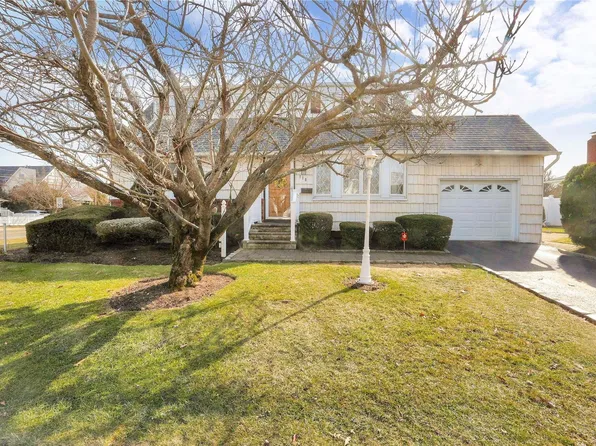 118 Plitt Avenue, Farmingdale, NY 11735