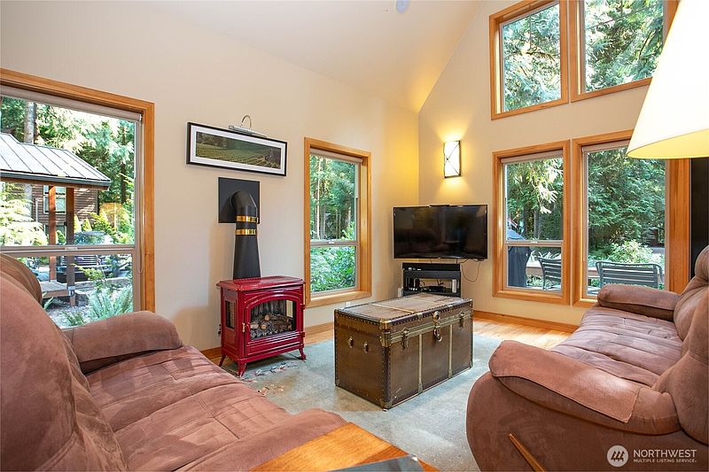 4th image of 7073 Rainier Way