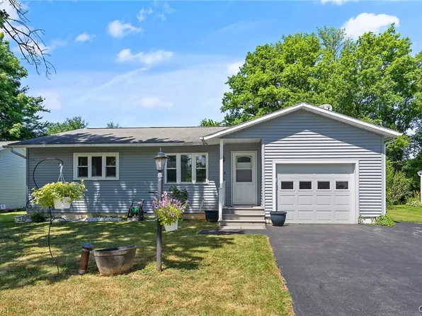 124 Christopher Dr, Baldwinsville, NY 13027