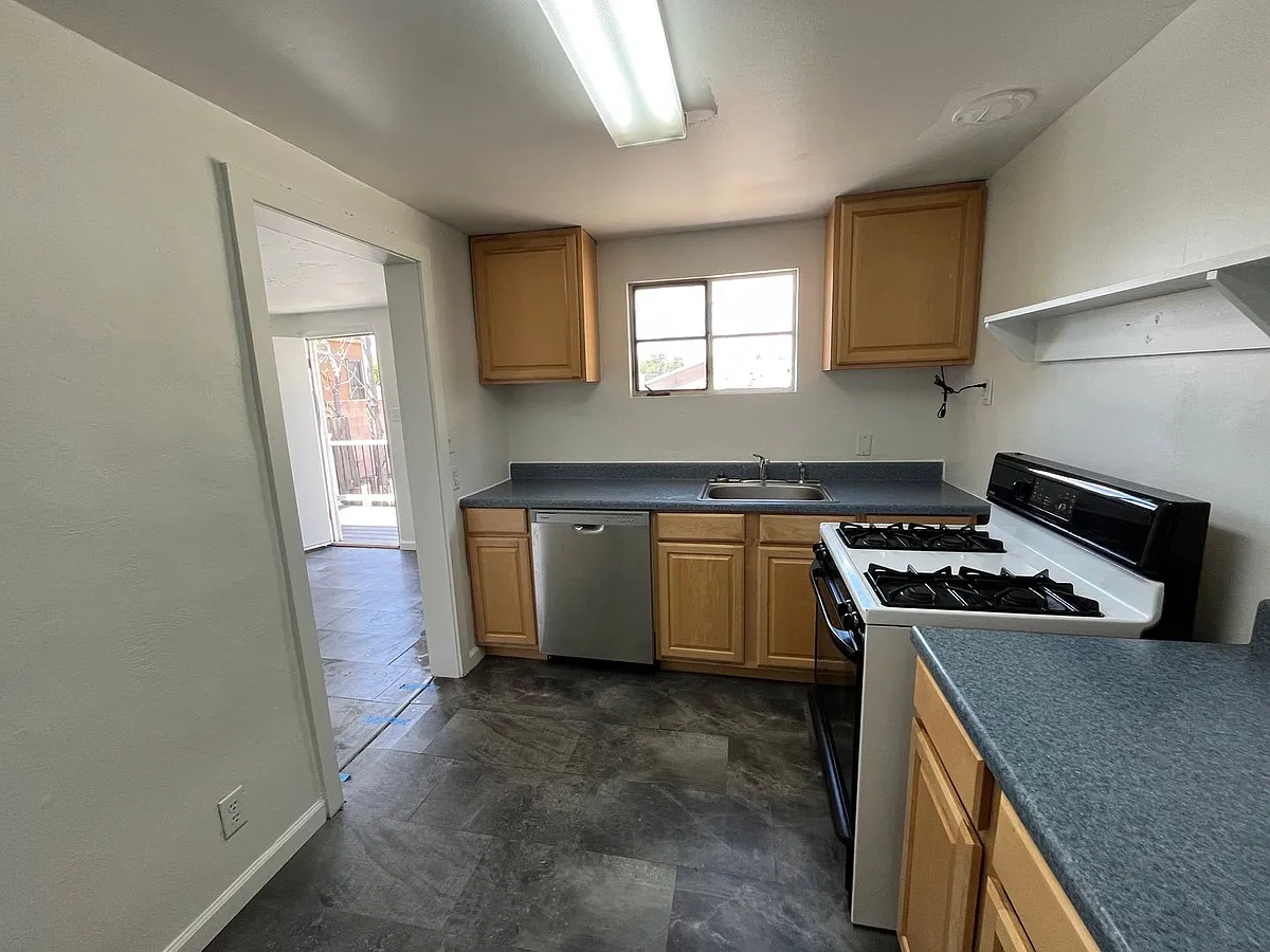 Building Photo - 211 Vassar Dr SE