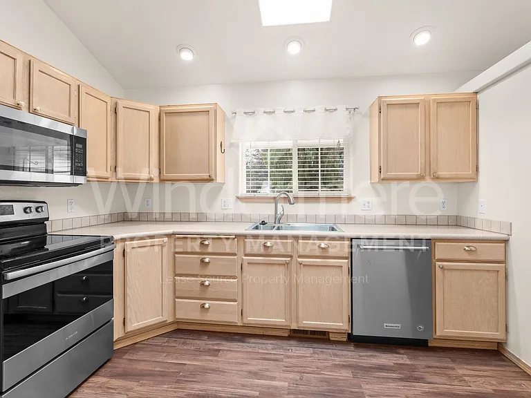 909 E 1st Ave — Photo 9
