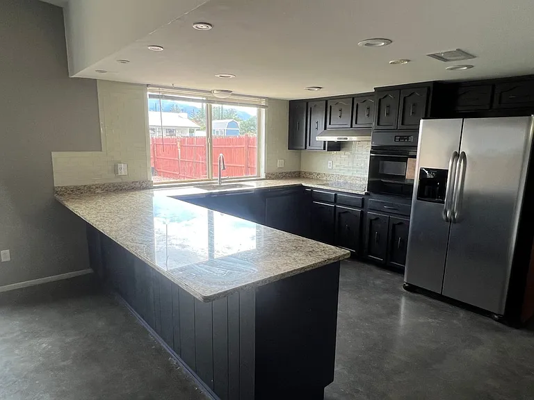 1028 Heather Dr — Photo 2