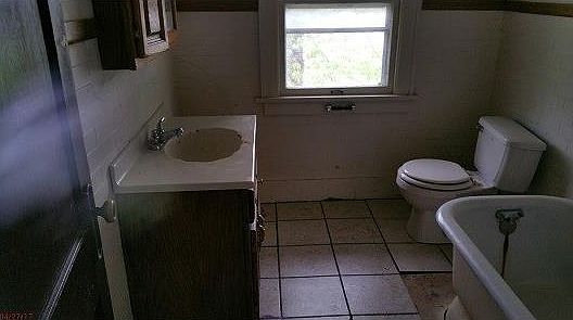 5th image of 633 Park St
