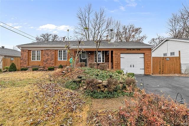 1st image of 2480 Oakwood Manor Dr