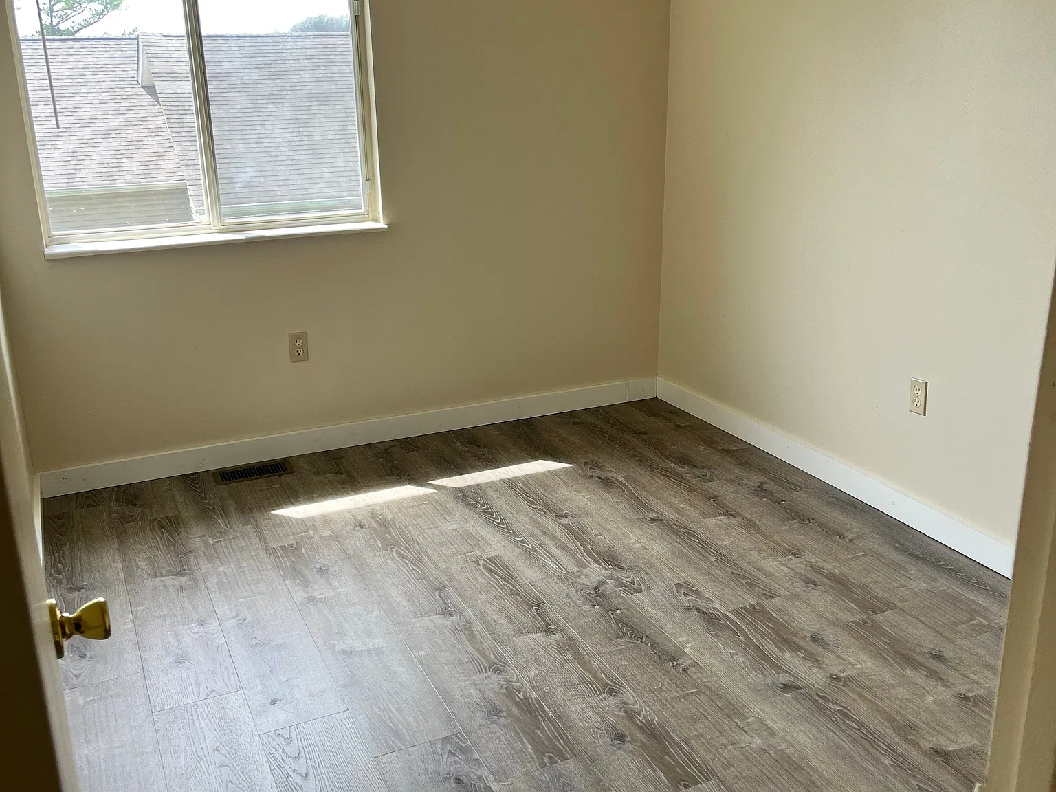 3 bed, $1,100 — Photo 2