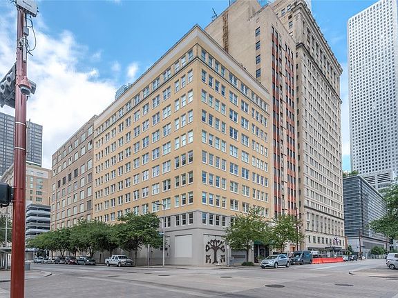 Keystone Lofts sits majestically at the corner of Texas and San Jacinto. Located directly across the street from the beautiful grounds of historic Christ Church. Convenient to all Downtown attractions and 2 blocks to MetroRail line!