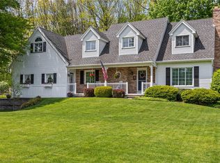 4 Woodbriar Ln, Rochester, NY 14624