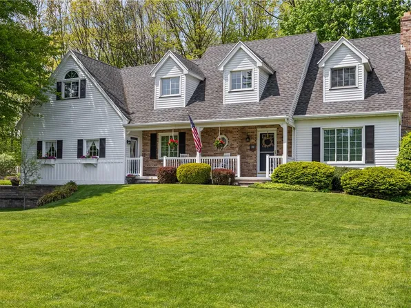 4 Woodbriar Ln, Rochester, NY 14624