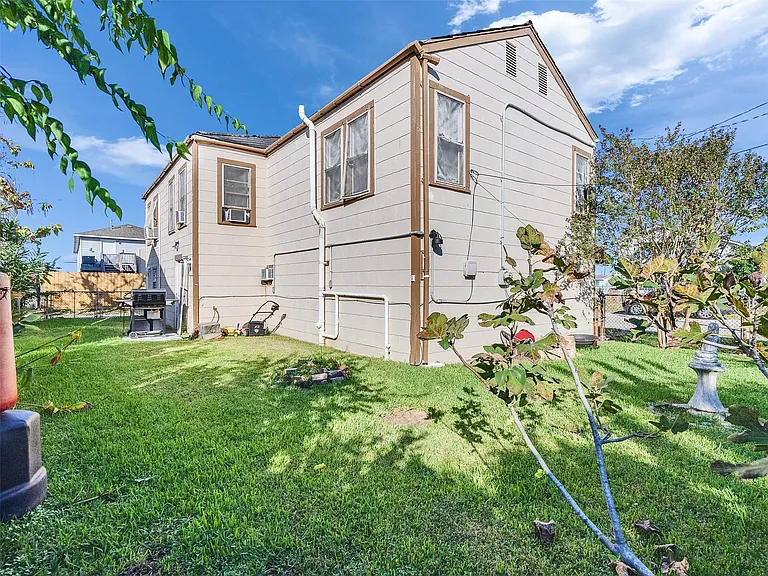 5019 Avenue M 1/2 — Photo 1