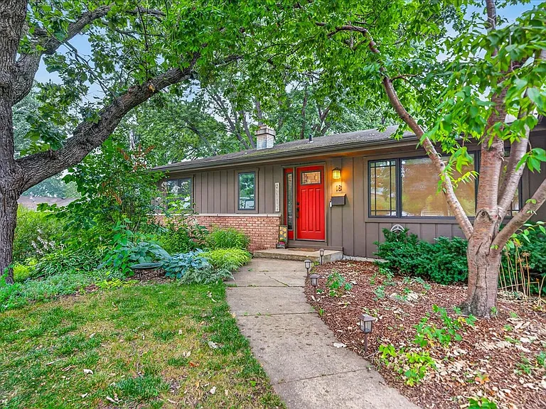18 Cathy Ct — Photo 2