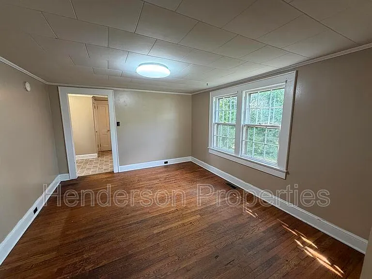 638 Salisbury Rd — Photo 4