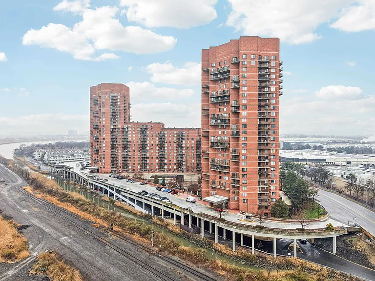 530 Harmon Cove Tower #530 — Photo 31