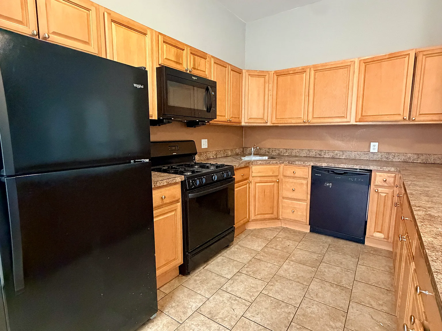 6 bed, 2471 sqft, $5,990 — Photo 4