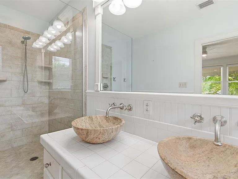 555 18th Ave NE — Photo 17