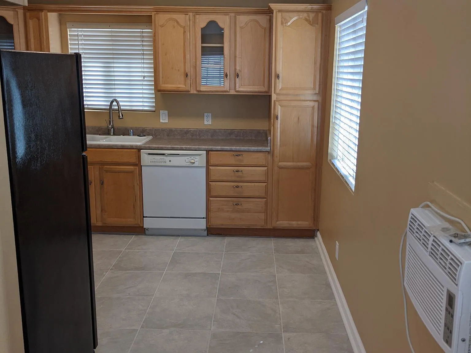 718 E St — Photo 3
