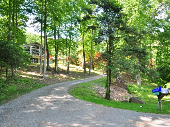 16 Stuart Drive, Bloomfield, CT 06002