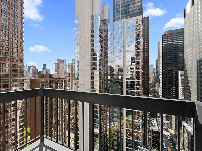 250 E 40th St #27B — Photo 6