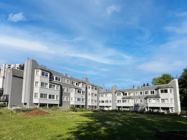 9890 Manchester Dr #508, Burnaby, BC V3N 4R4