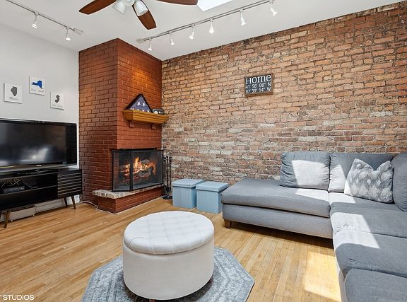 2nd image of 2943 N Sheffield Ave APT 3N