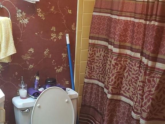 2nd image of 224 E Garden St APT 115