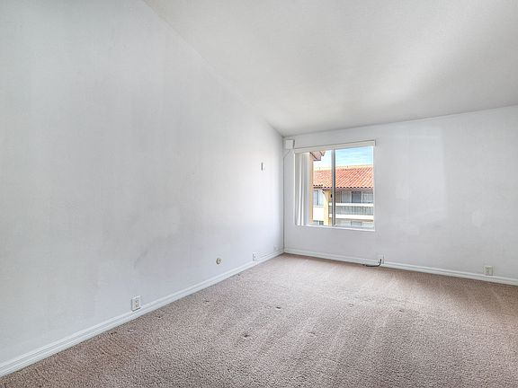 3rd image of 4600 Lamont St #301