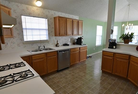 3rd image of 926 Winterwood Ct