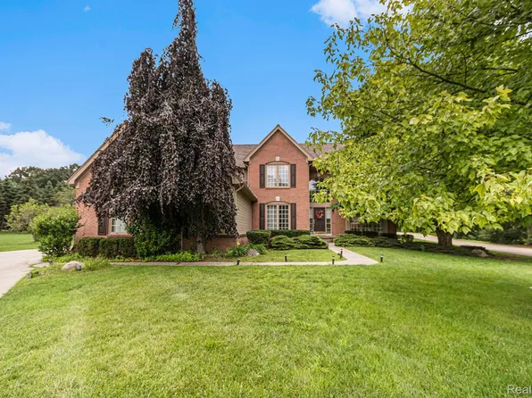 4028 Arcadia Dr, Auburn Hills, MI 48326