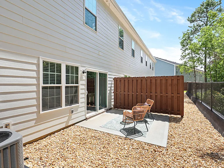 102 Lusk Ln — Photo 32