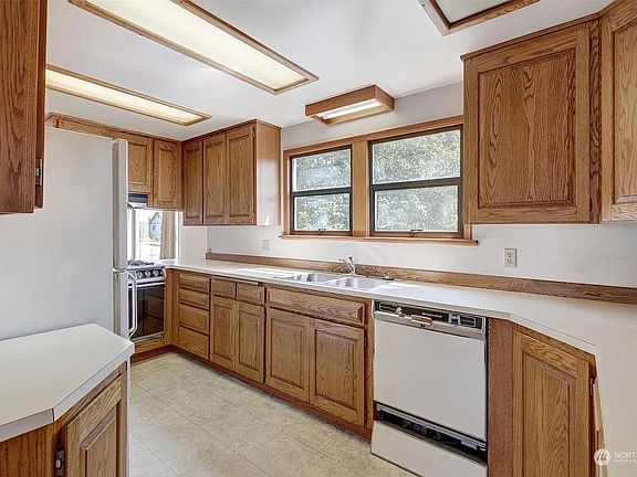 5th image of 1232 E Marine View Dr