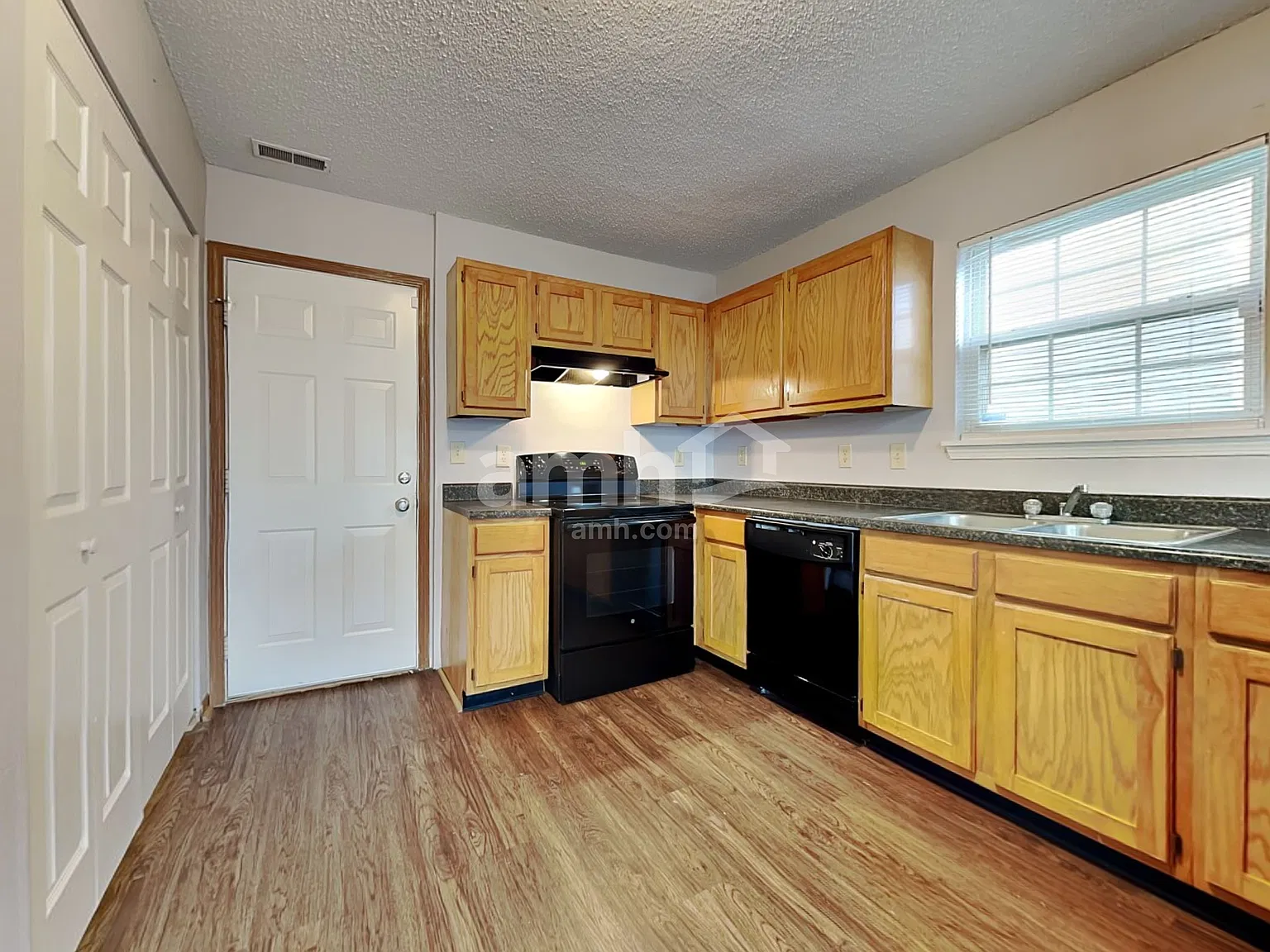 3 bed, 2.5 bath, 1668 sqft, $2,010 — Photo 3