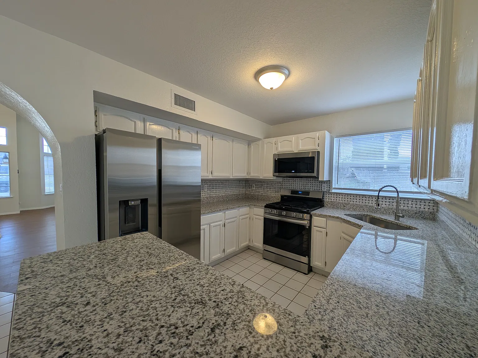 4 bed, 2.5 bath, 2201 sqft, $1,950 — Photo 2