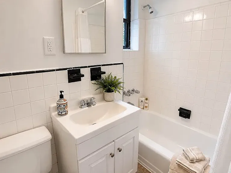 319 E 25th St #4C — Photo 3