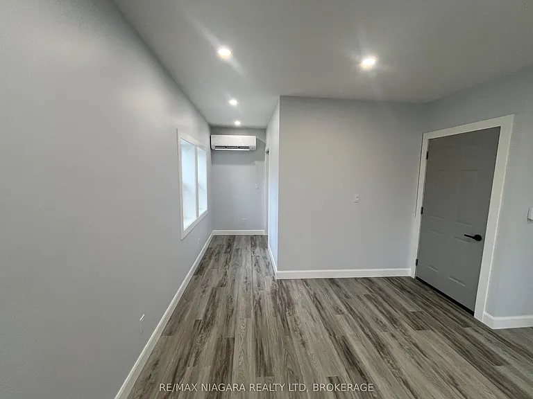 243 Dufferin St #UPPER FRONT — Photo 9