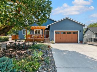 852 Cypress Point Loop, Ashland, OR 97520