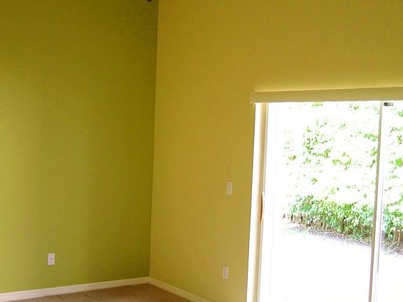 Master bedroom 15'ft ceilings, sliding door to backpatio - huge!